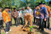 Jaga Kelestarian Lingkungan, Ajak Masyarakat Tanam Pohon